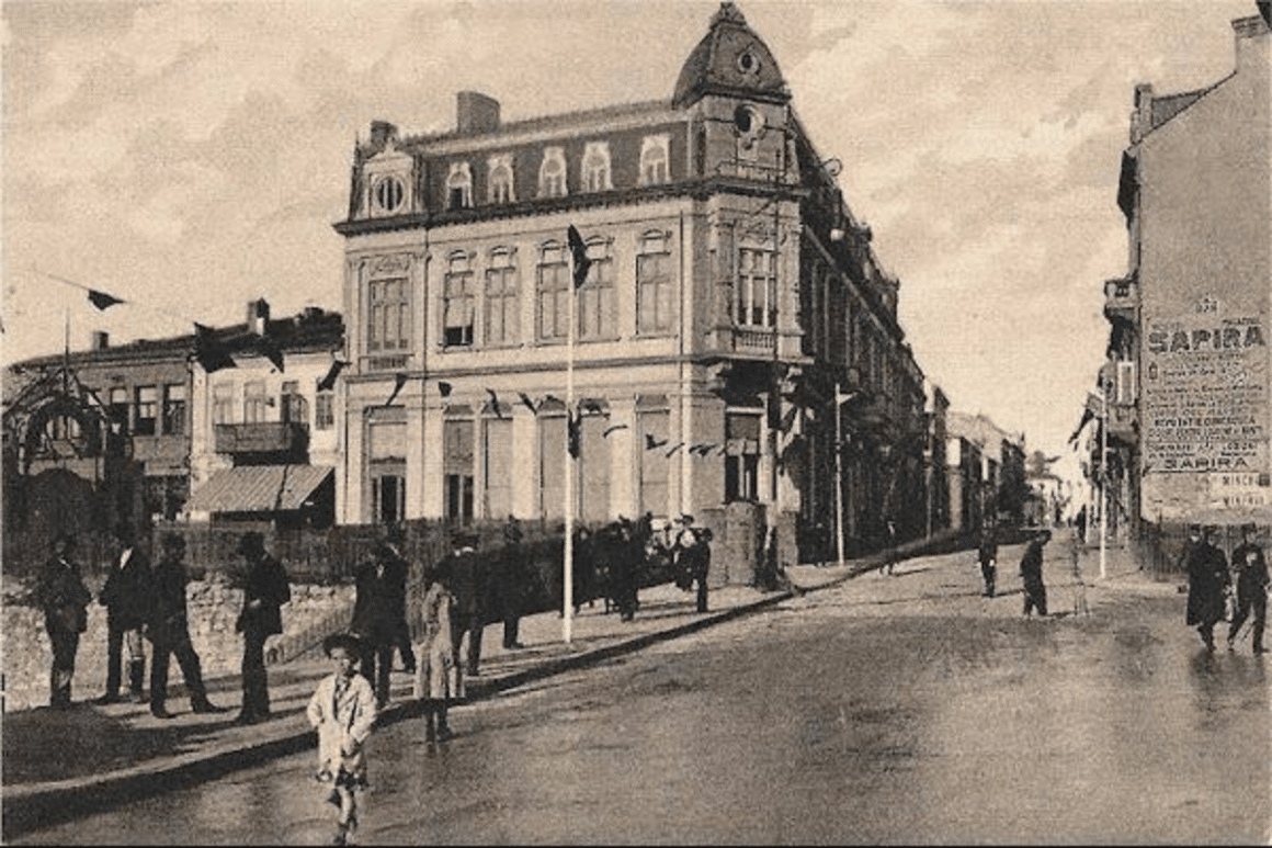 Constanța 1900 – fotografie de arhivă cu hotelul Hrisicos și animația străzii din centrul vechi