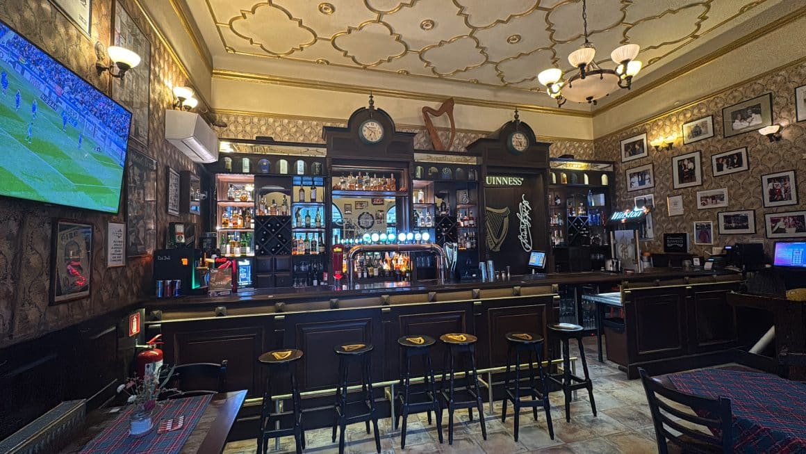 Interiorul pubului O’Peter’s Irish Pub din Brașov, unde să sărbătorești St. Patrick's Day în Brașov, la o bere Guinness