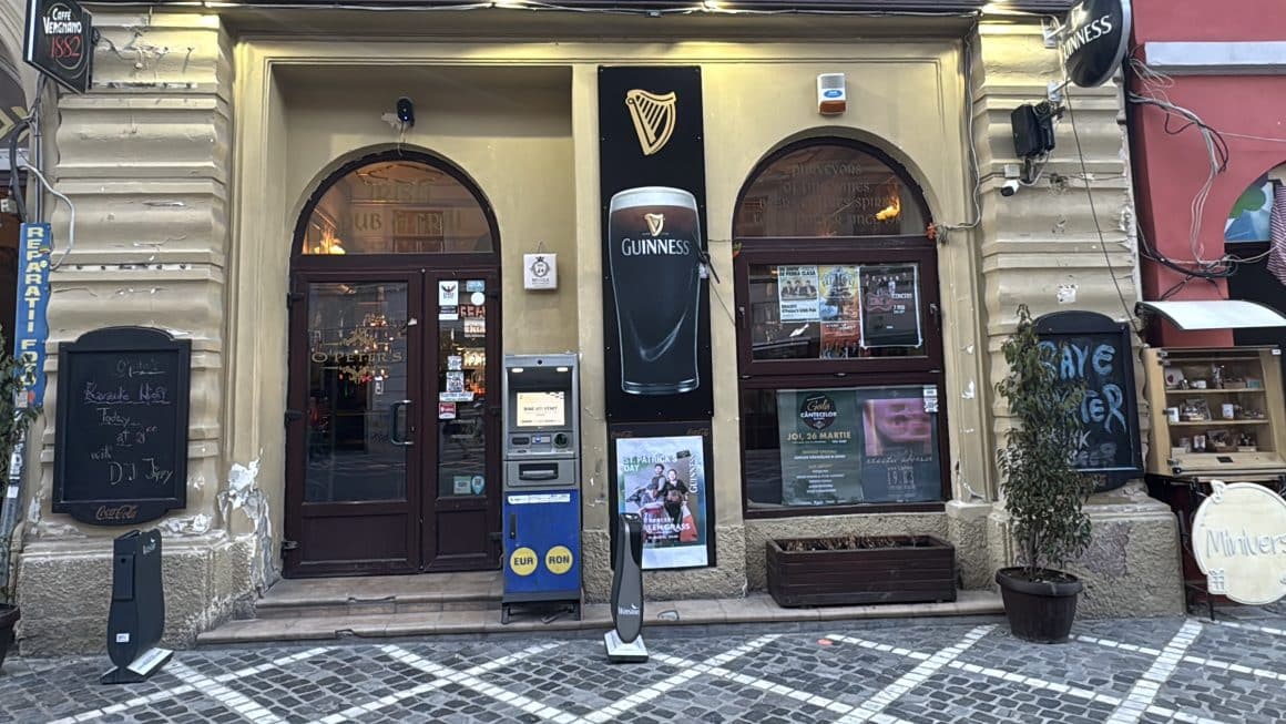 Intrarea în pubul O’Peter’s Irish Pub din Brașov