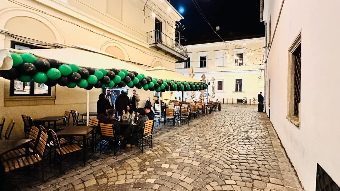 Terasa O’Peter’s, pub irlandez din Cluj, unde s[ bei o bere Guinness de St Patrick Day