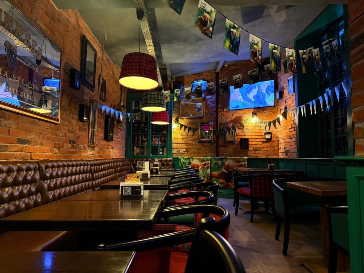 Imagine din interiorul St. Patrick's Pub, irish pub din București unde să ieși de St. Patrick's Day la o bere Guinness.