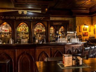 Un pint de Guinness și o seară autentic irlandeză la The Harp Irish Pub
