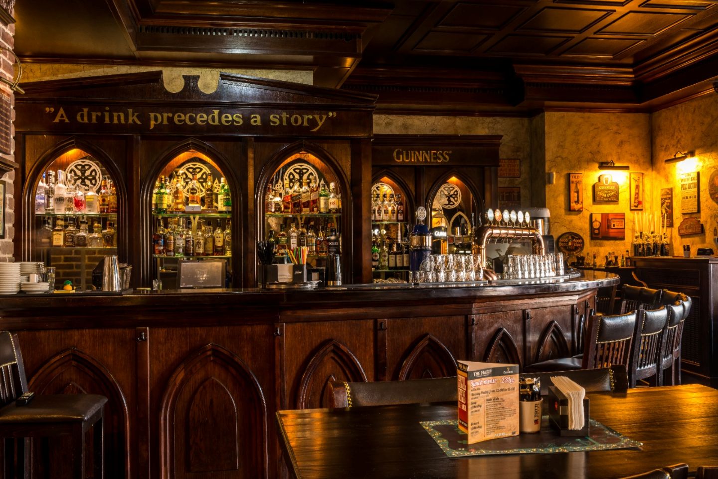 Un pint de Guinness și o seară autentic irlandeză la The Harp Irish Pub