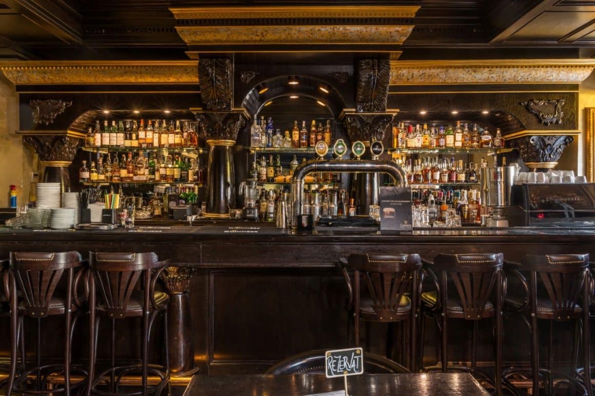Barul pubului The Harp Irish Pub din București, unde să bei bere Guinness