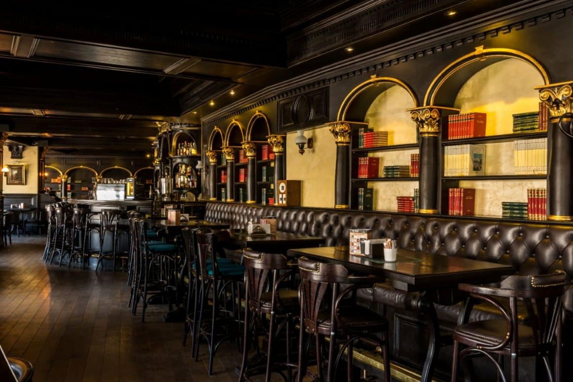 Imagine din interiorul pubului The Harp Irish Pub din București, unde să mergi să petreci St. Patrick's Day cu un concert și o bere Guinness