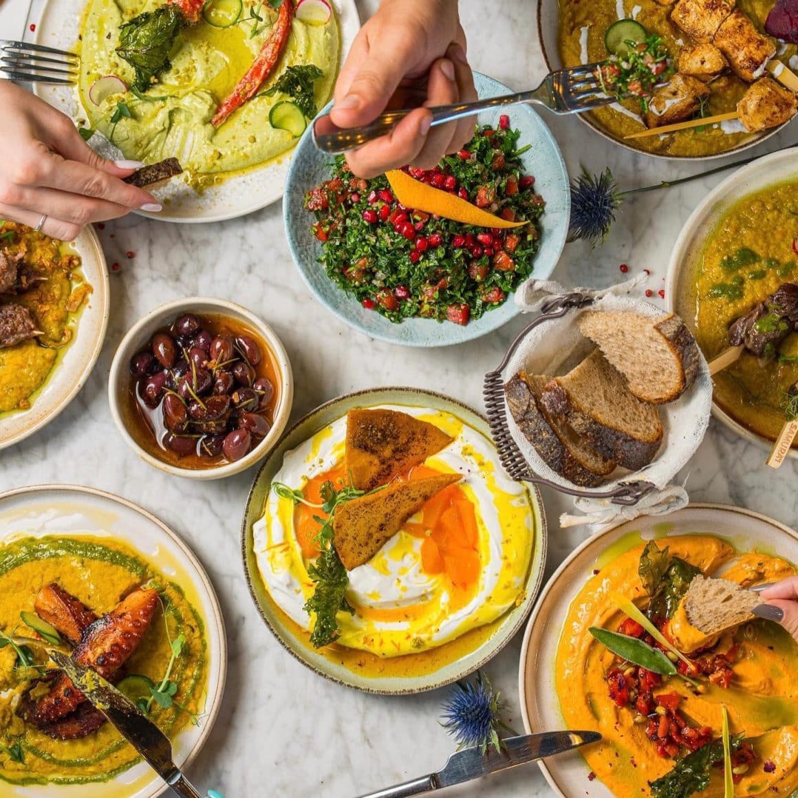 mezze libaneze asortate cu tabbouleh, hummus și salate, de la restaurant Amoom București