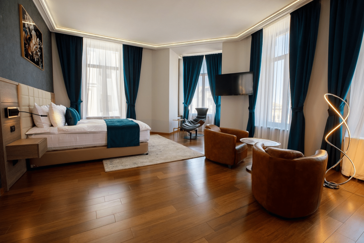 Cameră deluxe la Casa Hrisicos Constanța – pat king size, parchet de bambus și ferestre mari cu vedere spre centrul vechi