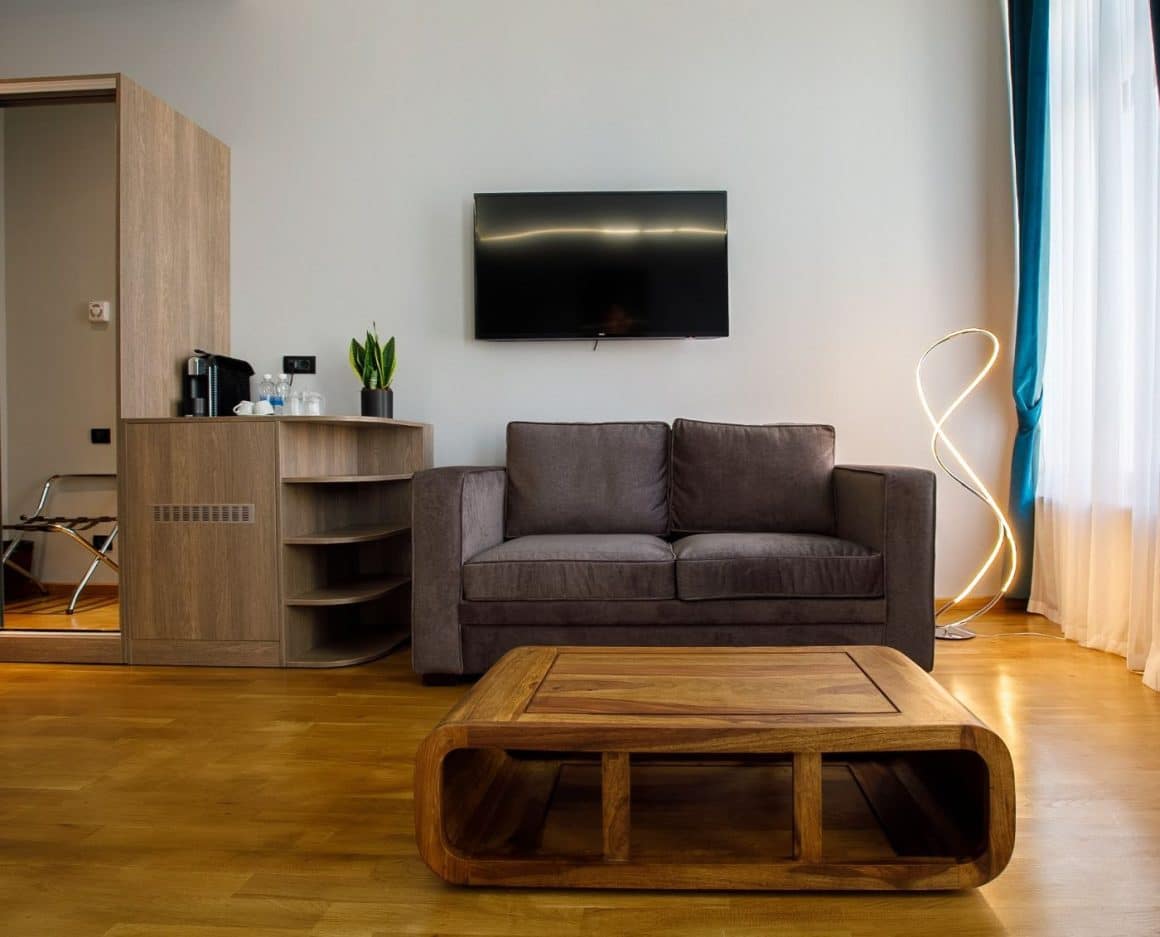 Zonă de relaxare în camera hotelului Casa Hrisicos – canapea, aparat de cafea și smart TV în cameră de 4 stele din Constanța