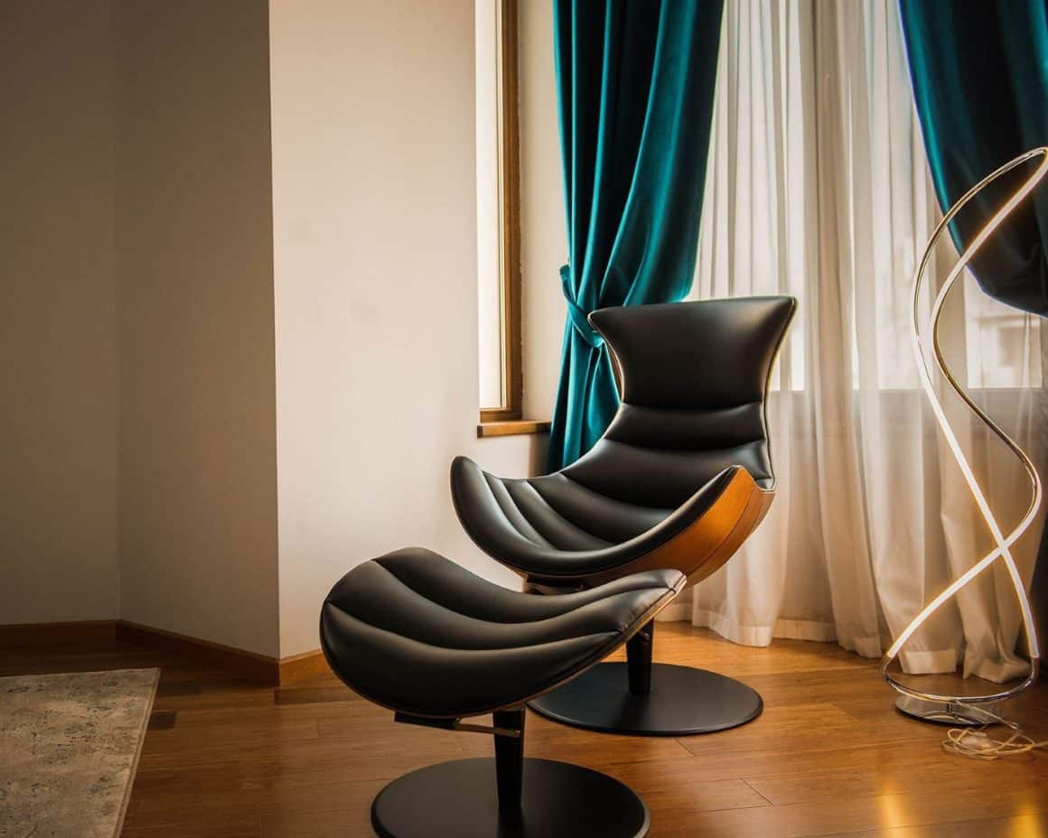 Fotoliu de design cu otoman în camera hotelului boutique din Piața Ovidiu Constanța – detaliu de confort și estetică modernă