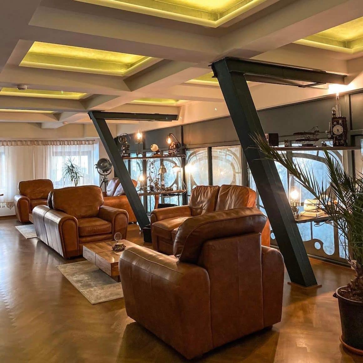 Spațiul comun al hotelului boutique din Piața Ovidiu – fotolii de piele și elemente industriale vintage în lobby-ul Casa Hrisicos