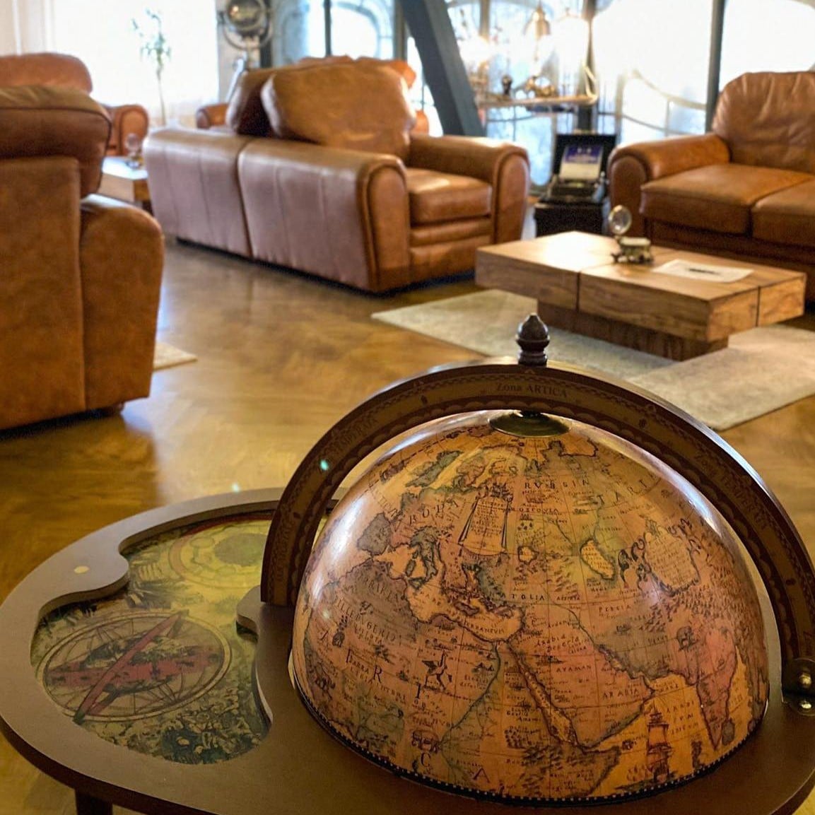 Detaliu decorativ din lobby-ul Casa Hrisicos Constanța – glob pământesc vintage și obiecte de epocă în spațiul comun al hotelului
