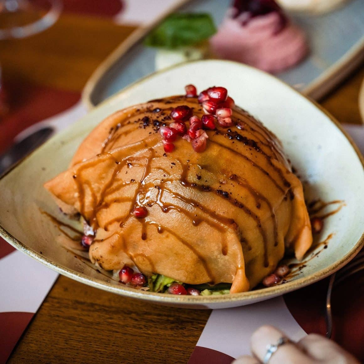 fatoush libanez cu sos de rodie și boabe de rodie, salată de post restaurant Mezeya București