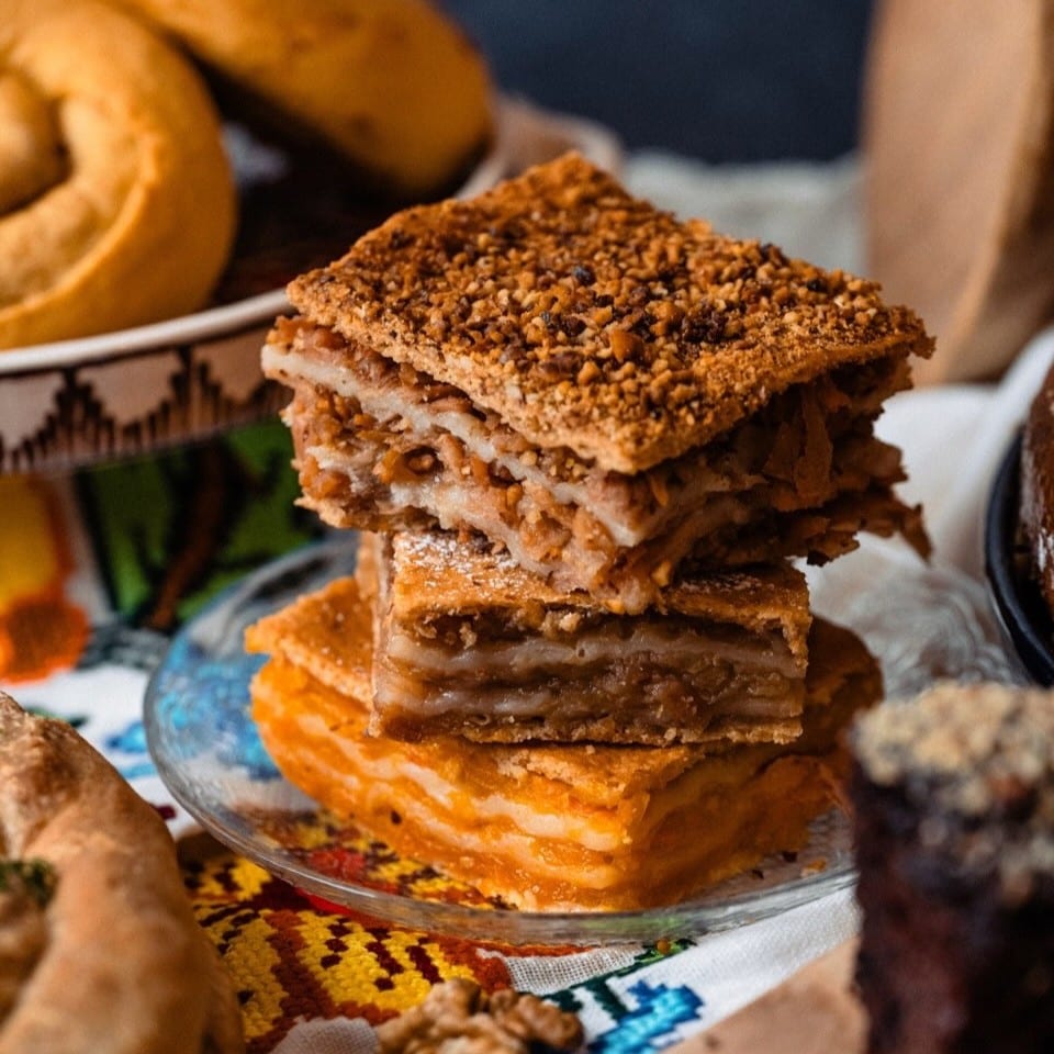 plăcintă tradițională românească cu mere și nucă, desert de post Scovergăria Micăi București