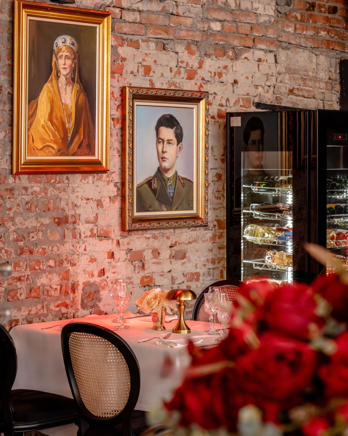 Portretele Reginei Maria și ale Regelui Mihai la Dacia Romanian Dining Buzău