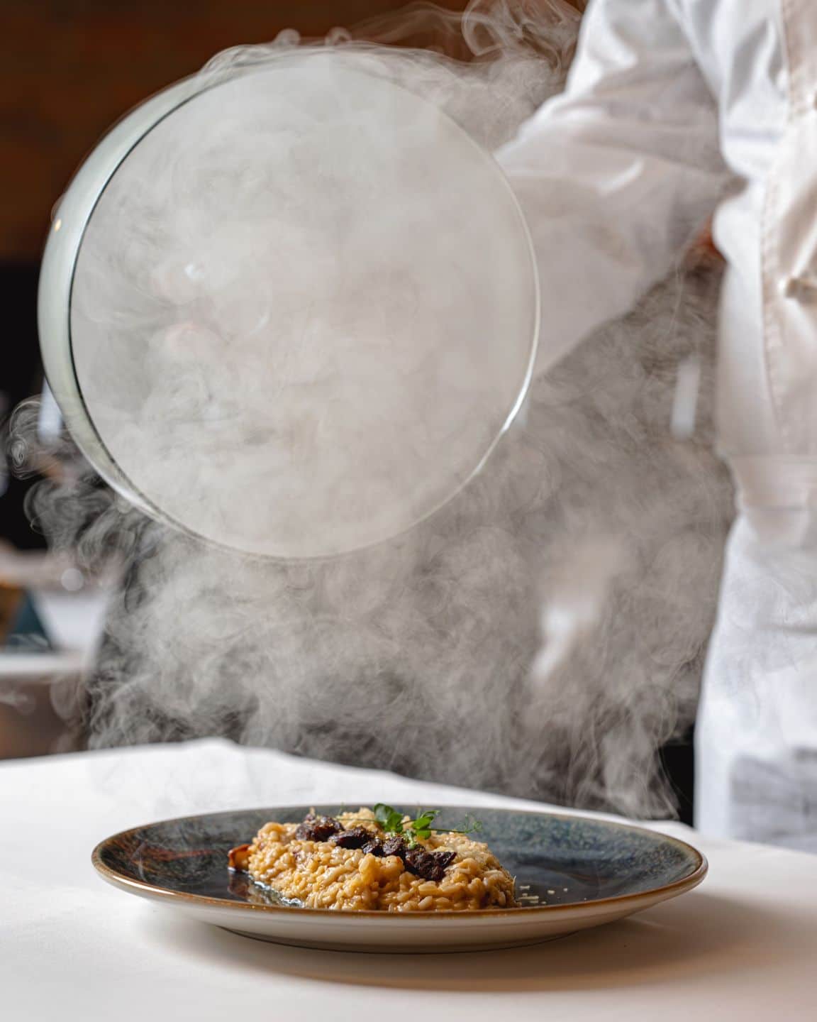 Risotto cremos cu cârnați de Pleșcoi și roșii uscate, in prezentare de fine dining