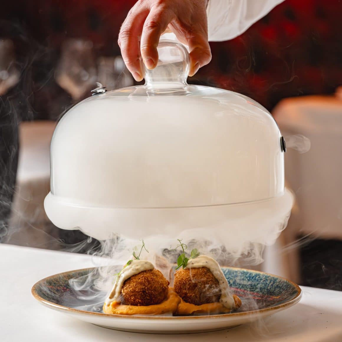 preparat de fine dining din bucataria romaneasca moderna, servit cu clopot de fum