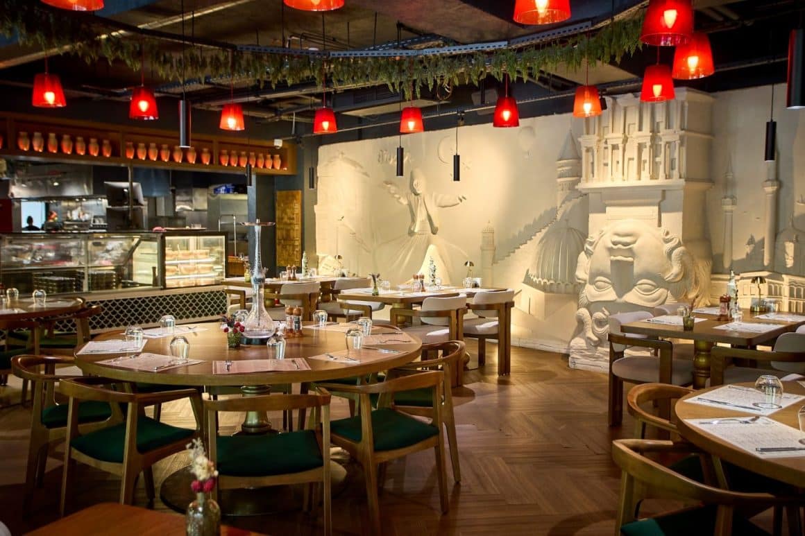 Interiorul restaurantului Divan, restaurant turcesc din București, decorat modern si cu un perete cu basorelief in motive otomane