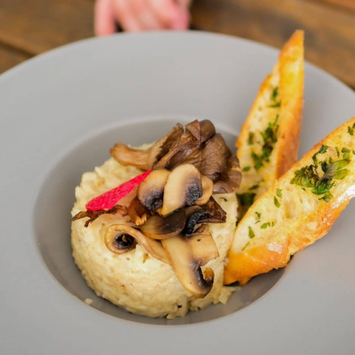 rișcașă cu ciuperci pleurotus și pâine cu usturoi, mâncare de post Hanul lui Manuc București