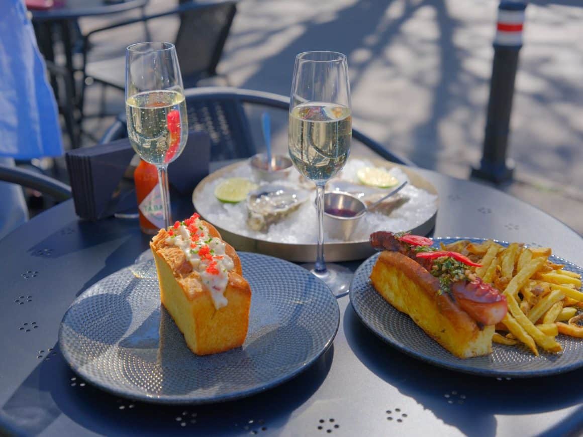 3 farfurii cu stridii, sandwich cu shrimp si hot dog cu caracatita, la Brutangerie