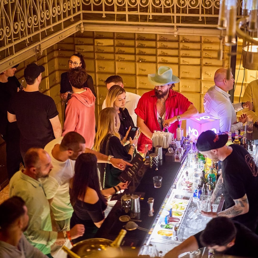 tineri stau la discutii intr-un bar