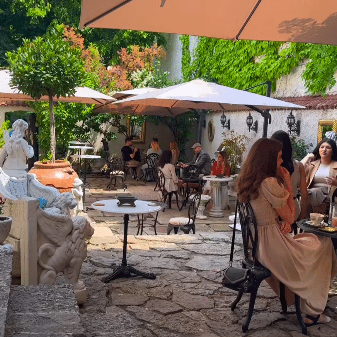 Curtea Art Deco Café cu umbrele și statui, printre locurile noi în București