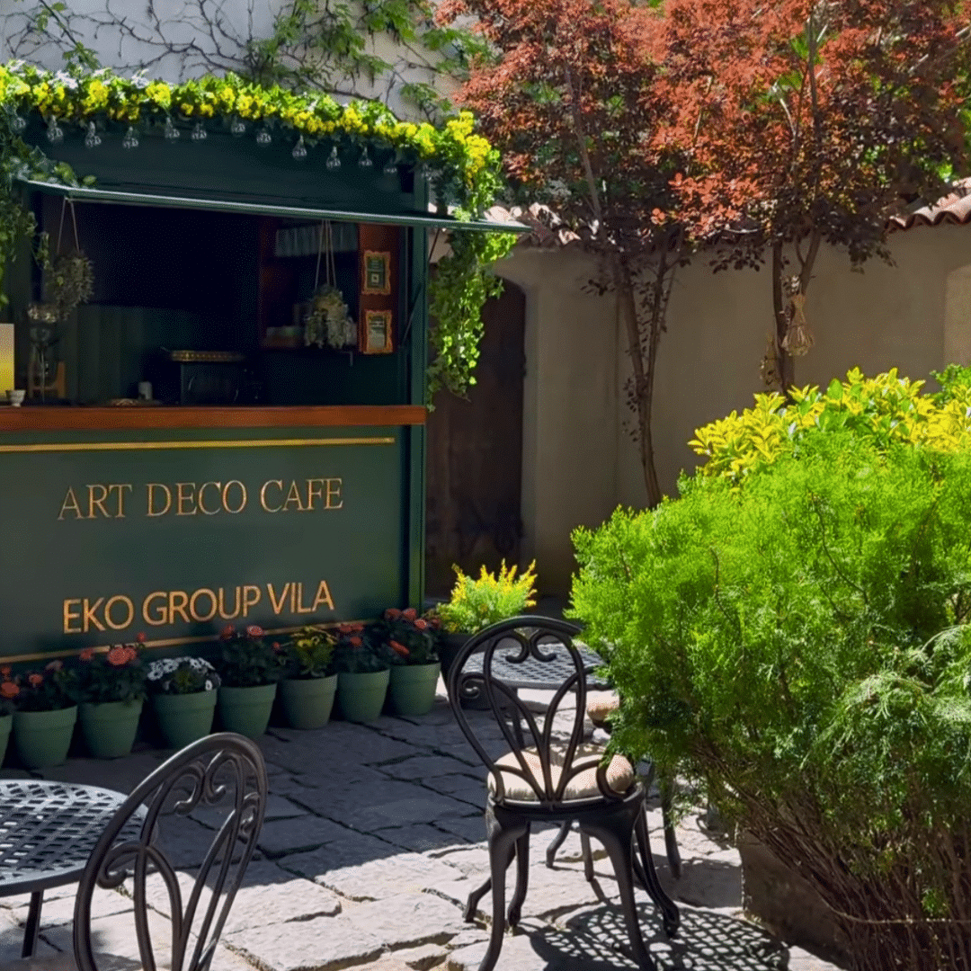 Chioșcul verde Art Deco Café, în curtea vilei de pe strada Polonă