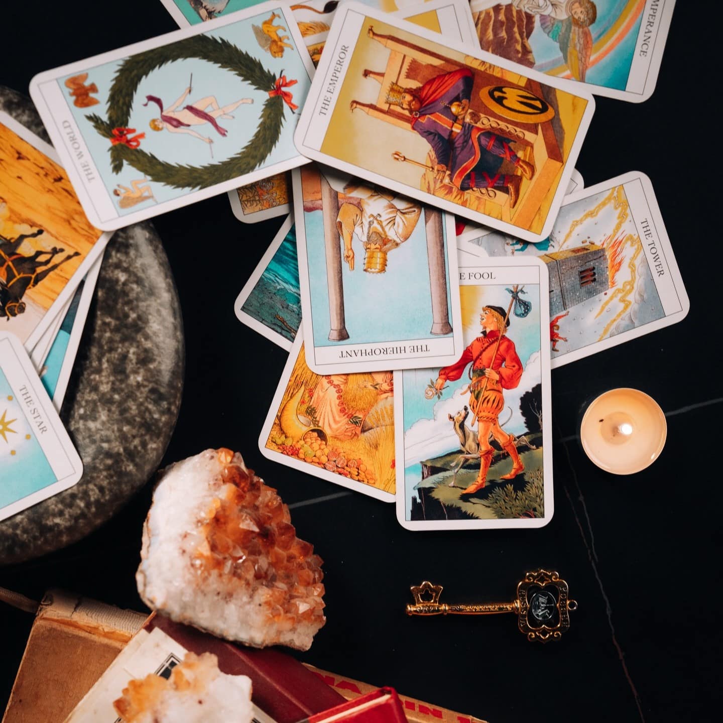 Tarot, cristale și decor esoteric definesc atmosfera Merlin26, unul dintre locurile noi în București cu un concept aparte de cocktail bar.