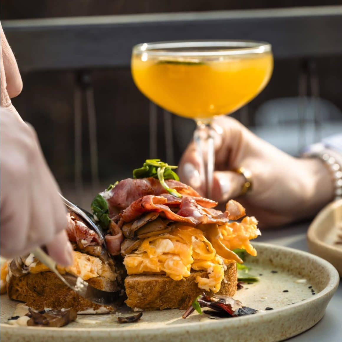 Brunch cu ouă cremoase, bacon crocant și cocktailuri bine făcute la Mira, unul dintre locurile noi în București pentru ieșiri de zi.