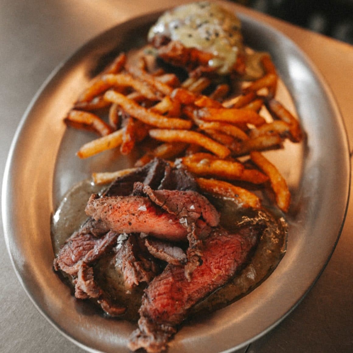 Rump steak sandwich de la A Cote Bistro, unde mâncăm ieftin și bun în București