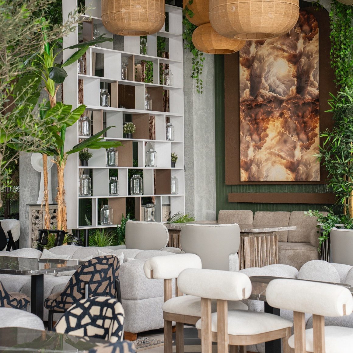 Sala AUMA cu etajeră albă, plante și scaune cu model grafic, printre locuri noi în București