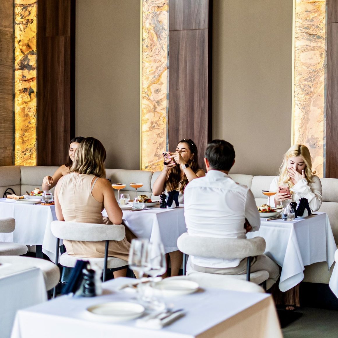 Prieteni la masă, pe banchetă, în restaurantul Banco din Floreasca, printre locuri noi în București