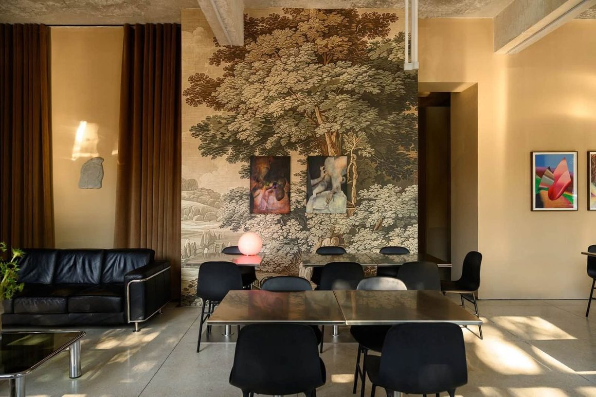 Sala Beans & Dots de pe Mântuleasa, cu tablouri pe perete și canapea neagră, unul dintre locurile noi în București