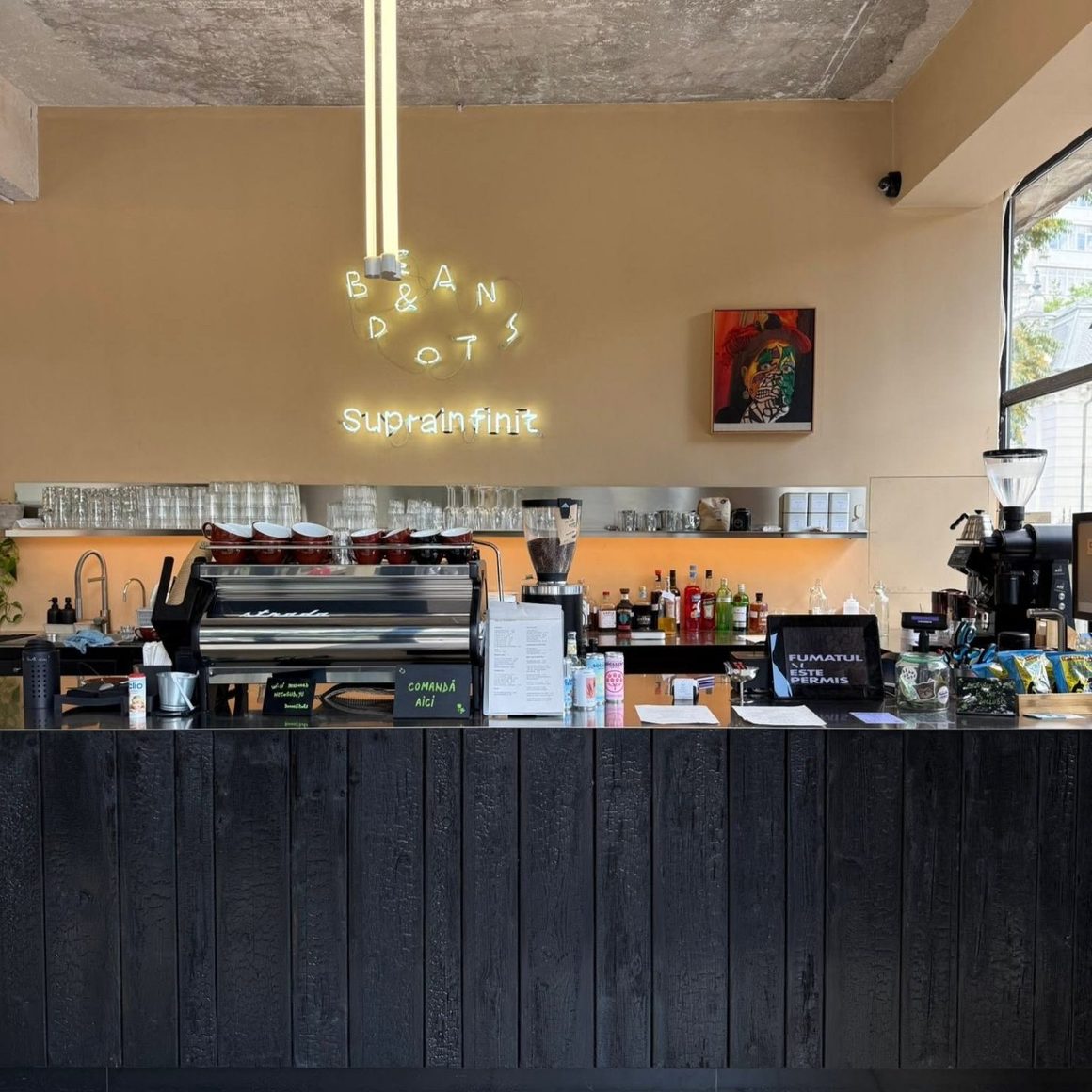 Barul Beans & Dots cu neonul Suprainfinit deasupra espressorului