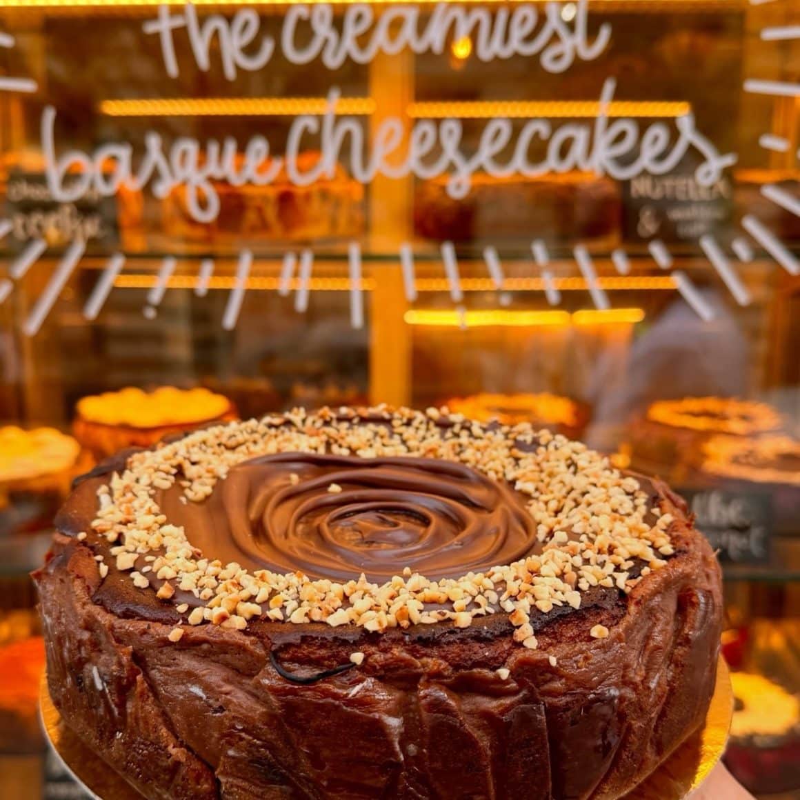 Cheesecake cremos de la Cheesecake by Cookie Beacon. Double Nutella Basque Cheesecake