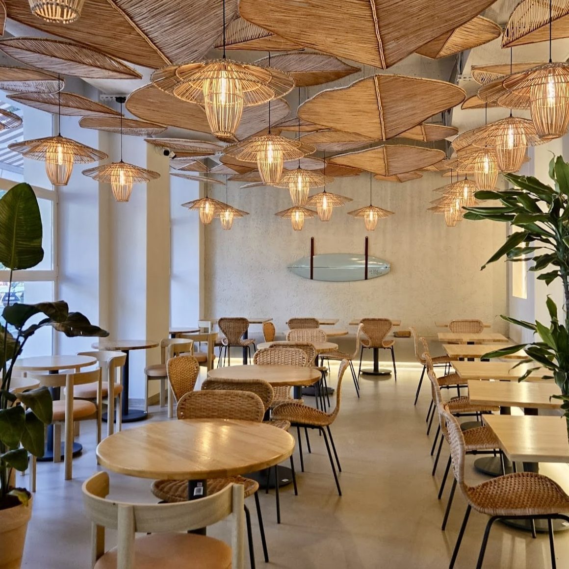Sala Cookie Beacon Floreasca, cu tavan din ratan și mese rotunde, printre locuri noi în București