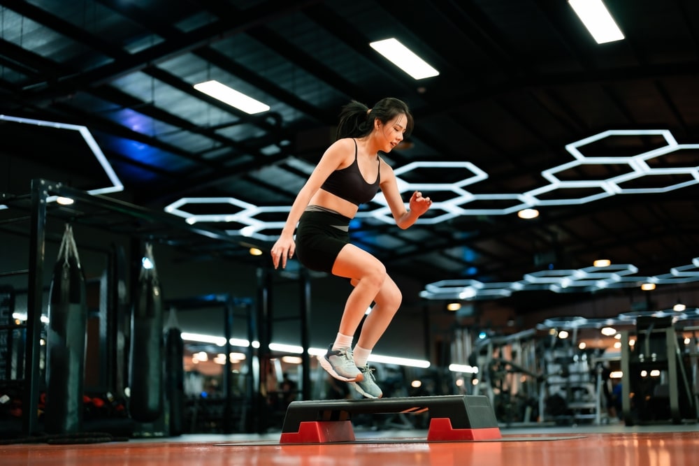 femeie in echipament sportiv se antreneaza la sala. Recomandari pentru persoanele cu activitate fizică intensă