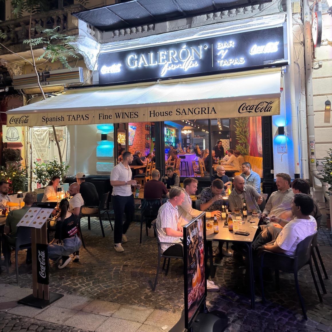 Terasa Galerón Bar y Tapas seara, pe strada Covaci, plină de oameni la masă