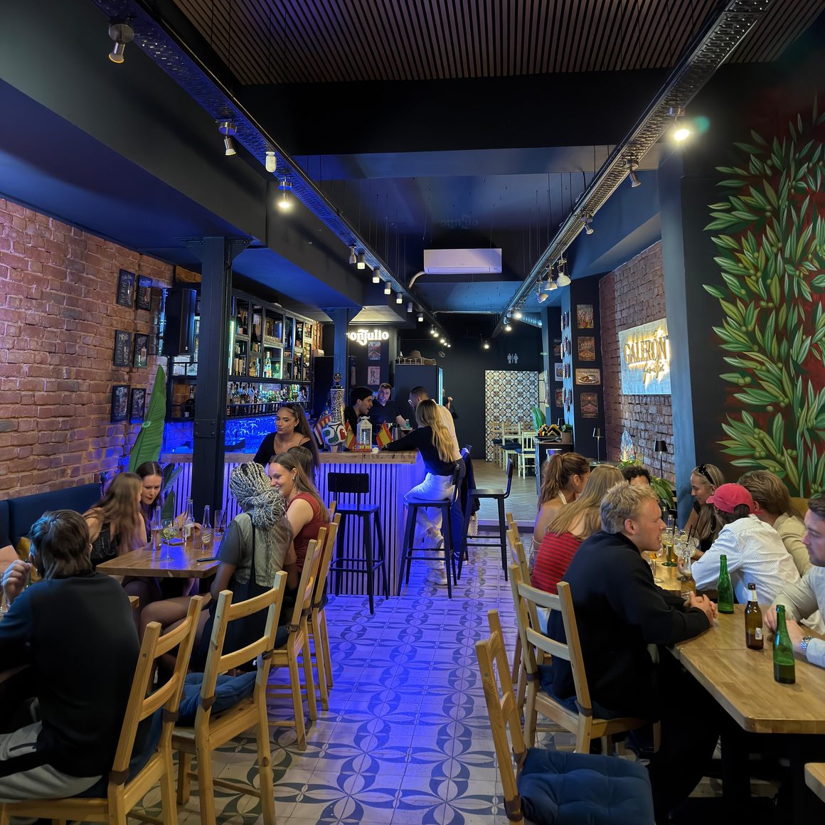 Sala lungă Galerón, cu pardoseală albastră și pereți de cărămidă, printre locuri noi în București
