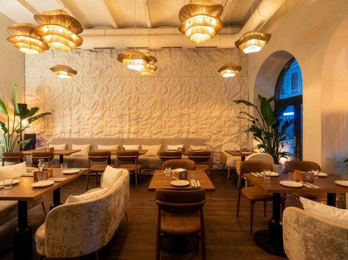 Interior rafinat, lumini sculpturale și vibe upscale în Komodo Lounge din Centrul Vechi.