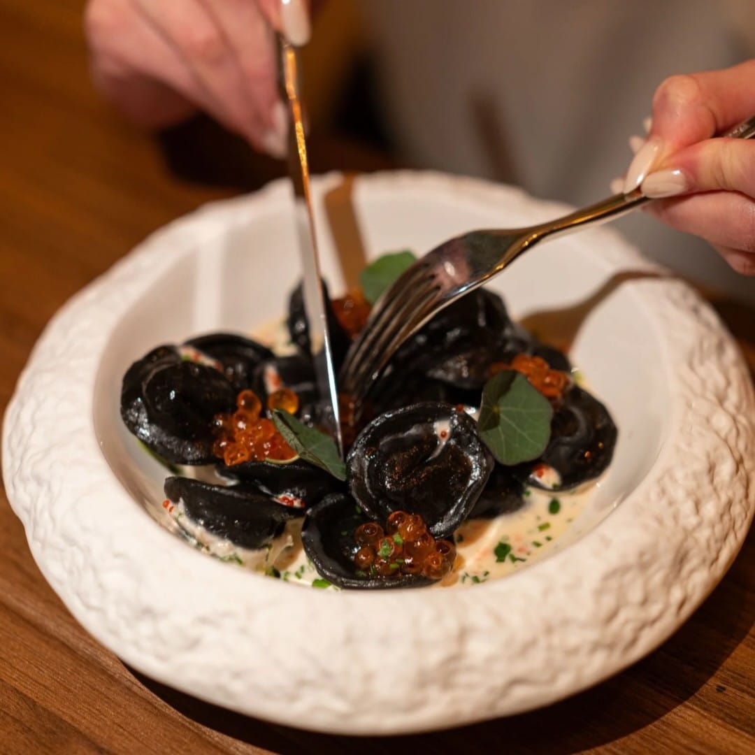 Paste black edition, plating sofisticat și preparate contemporary dining în meniul Komodo Lounge București.