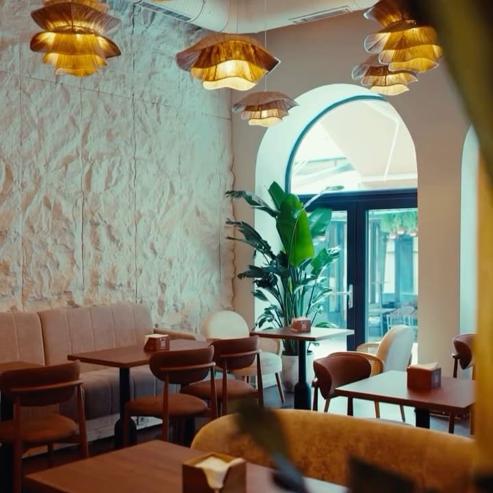 Design elegant, texturi organice și atmosferă premium definesc Komodo Lounge, unul dintre locuri noi în București din Centrul Vechi.