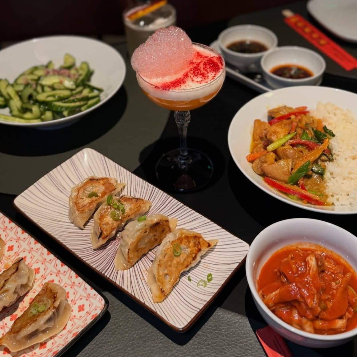 Gyoza, rice bowls, preparate asiatice și cocktailuri creative într-un loc nou din București care combină comfort food-ul asiatic cu atmosfera de social dining.