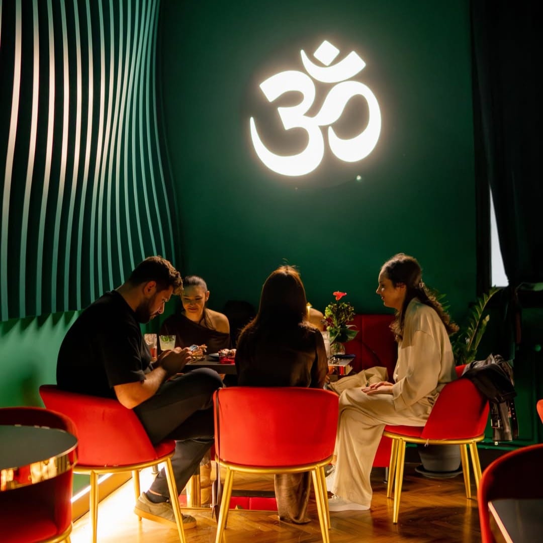 Simboluri mistice, lounge intim și experiență de socializare diferită într-unul dintre locurile noi în București pentru seri ieșite din tipar.