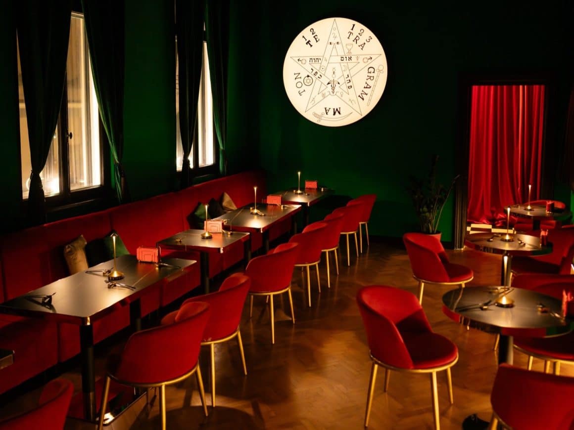 Interior dramatic în verde și roșu, design teatral și vibe ocult în Merlin26 București.