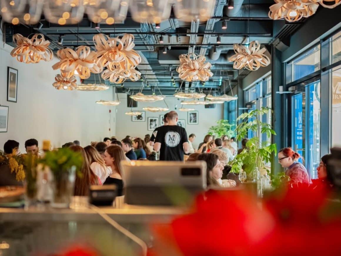 Design contemporan, lumini statement și atmosferă vibrantă în Mira, unul dintre locurile noi în București care combină dining, social și creative events.