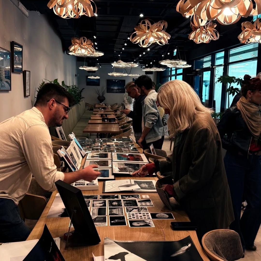 Spațiu multifuncțional cu expoziții, community events și interior modern în Mira București.