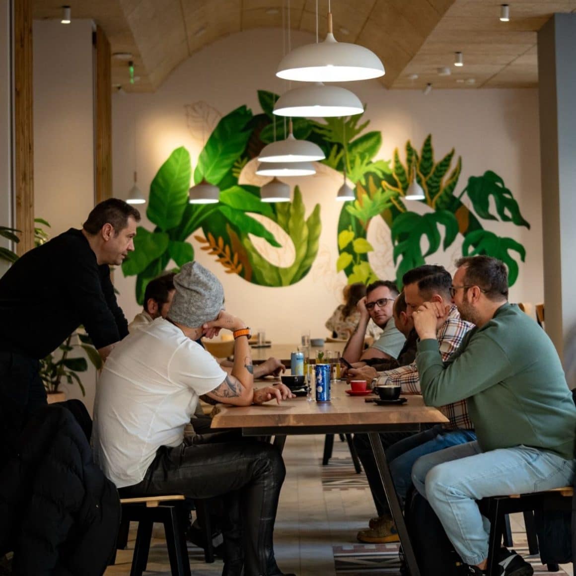 Brunch, cafea bună și mese care se lungesc natural la Picnic, unul dintre locuri noi în București unde vibe-ul relaxat vine la pachet cu un design fresh.