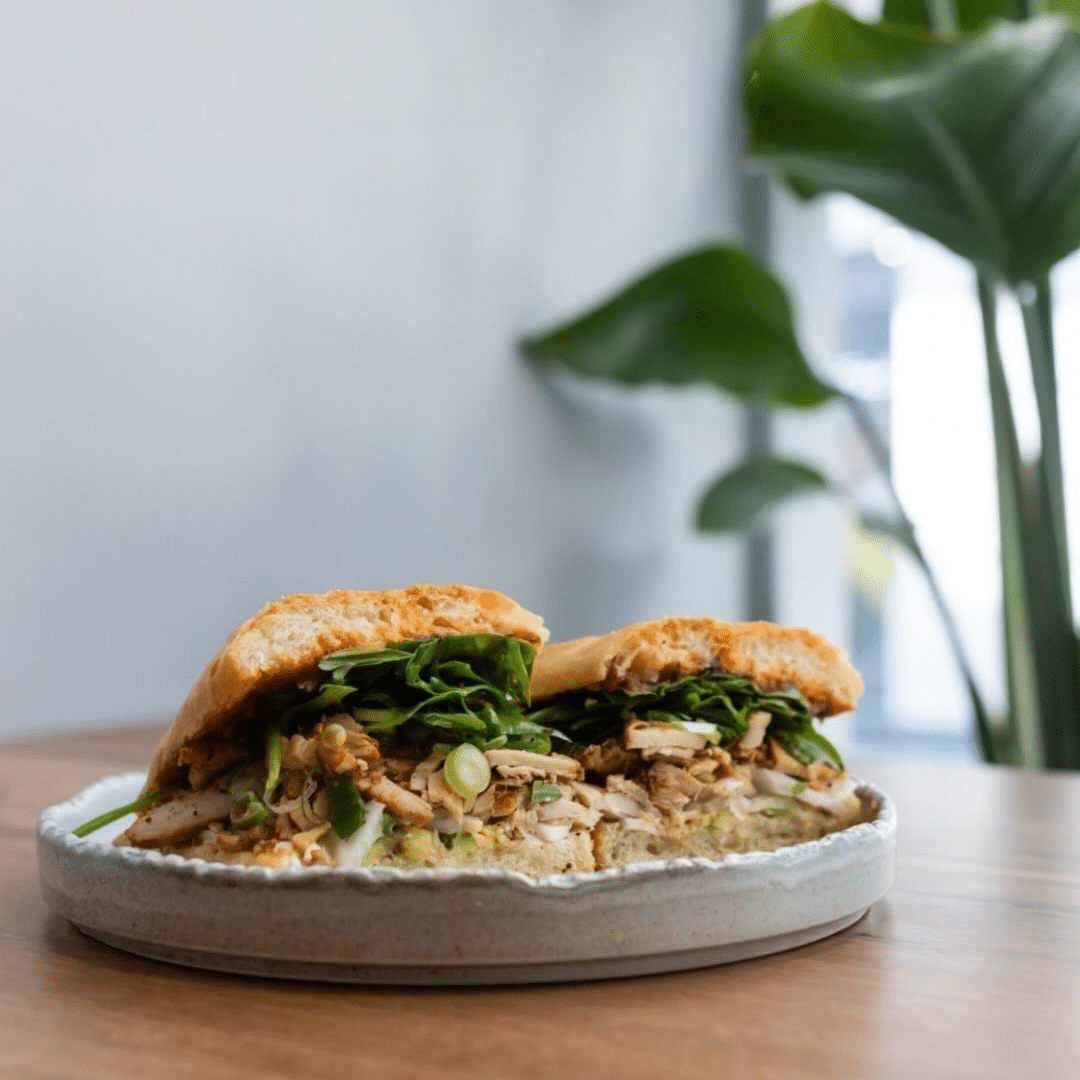 Sandwich-uri generoase, atmosferă luminoasă și un spațiu care mixează perfect coffee spot-ul de cartier cu locul în care ajungi să stai mai mult decât plănuiai.