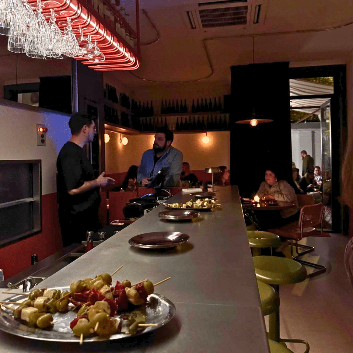 Vermut, pintxos și atmosfera de bar mic care aduce vibe-ul acela de Barcelona direct în București, de la Toto.. Locuri noi în București