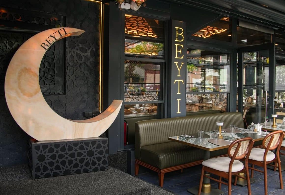 Imagine din interiorul Beyti, restaurant turcesc autentic din București